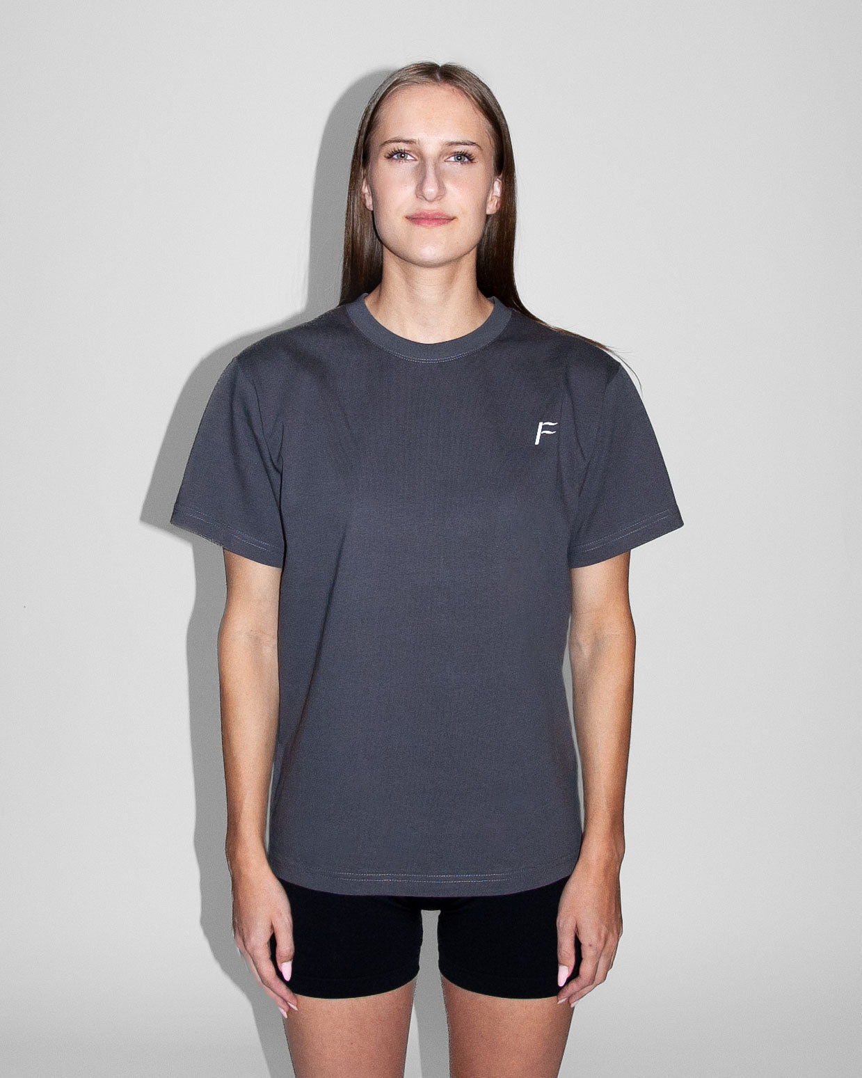 oversized unisex shirt dames en heren donkergrijs Fanatique Sportswear voorkant vrouw
